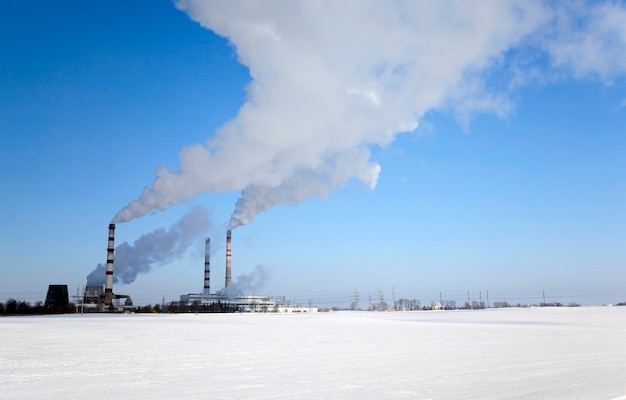 Fabriek voor de productie van chemische producten in het winterseizoen.