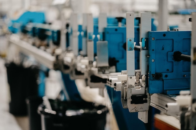 Fabriek voor de productie van jaloezieën. Materialen en apparatuur die worden gebruikt voor de productie van jaloezieën.