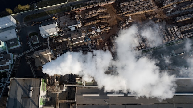 Foto fabriek voor de verwerking van een boom. de rook van de schoorstenen.