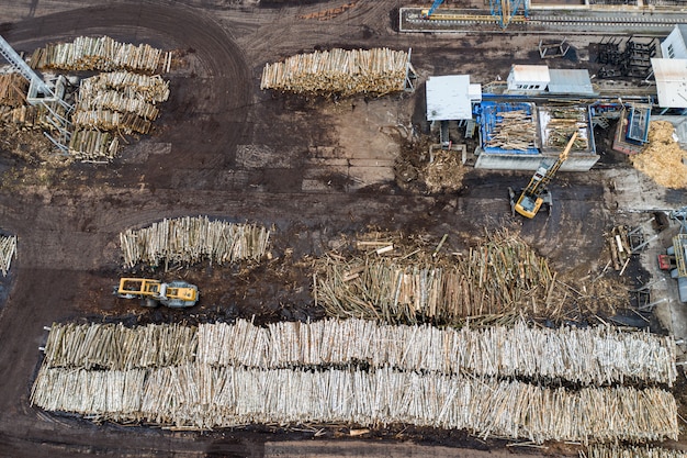 Fabriek voor het verwerken van hout van bovenaf met een drone