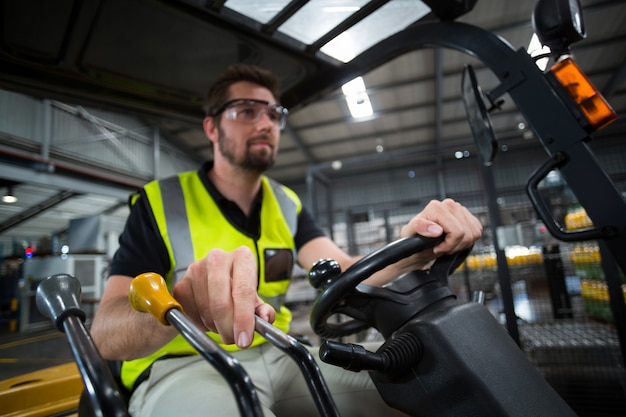 Fabriek werknemer heftruck rijden