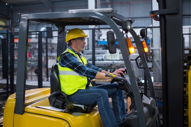 Fabriek werknemer heftruck rijden