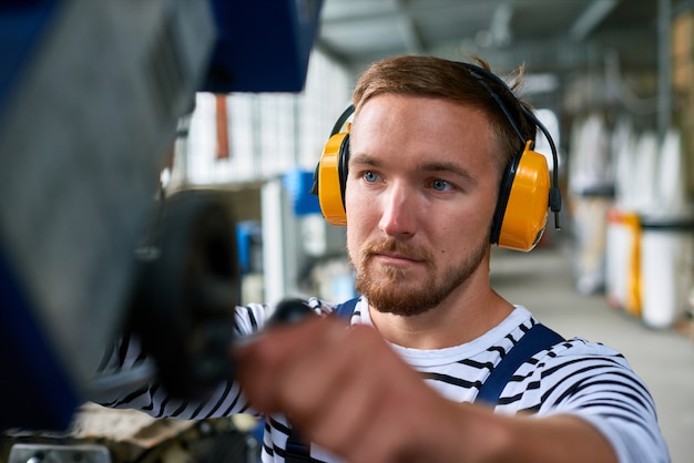 Fabriek werknemer operationele machine-eenheden