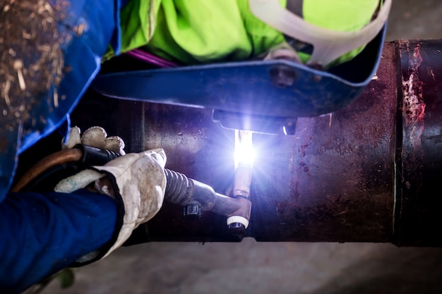 Fabrieksarbeider bij de close-up van het fabriekslassen