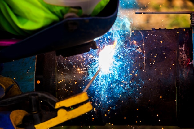 Fabrieksarbeider bij de close-up van het fabriekslassen