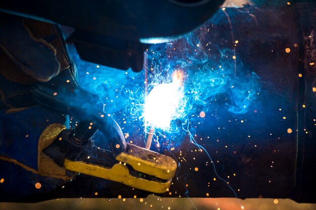 Fabrieksarbeider bij de close-up van het fabriekslassen