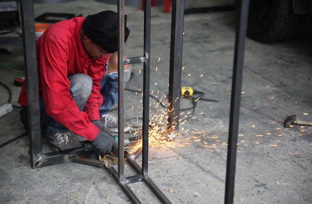 Fabrieksarbeider bij de fabriekslasclose-up