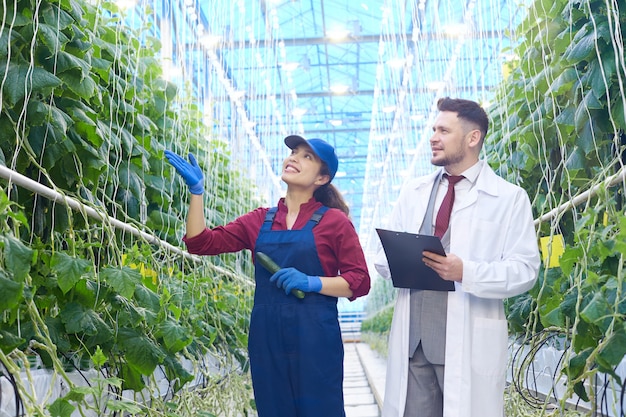 Fabrieksarbeider in gesprek met een wetenschapper