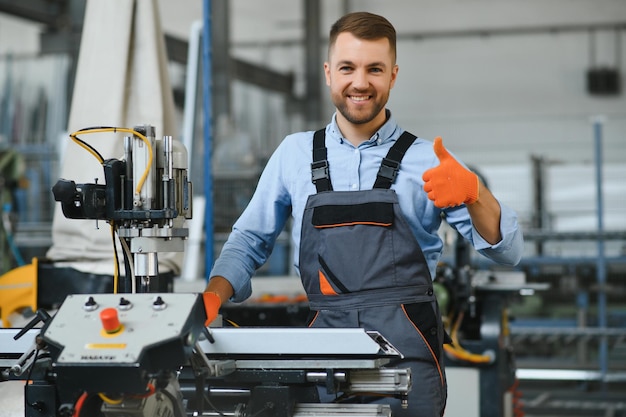 Fabrieksarbeider Man aan het werk op de productielijn