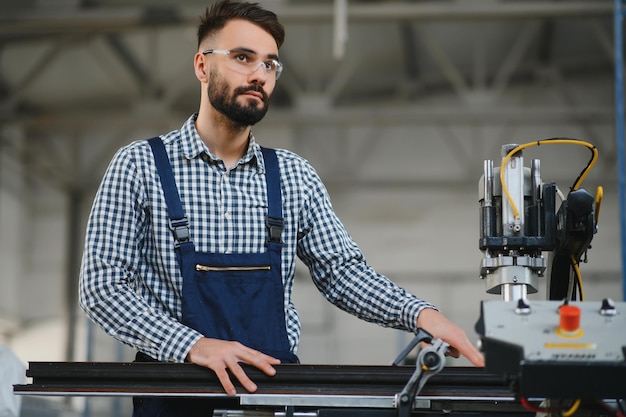 Fabrieksarbeider Man aan het werk op de productielijn