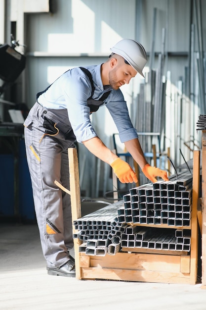 Fabrieksarbeider meet het metalen profiel