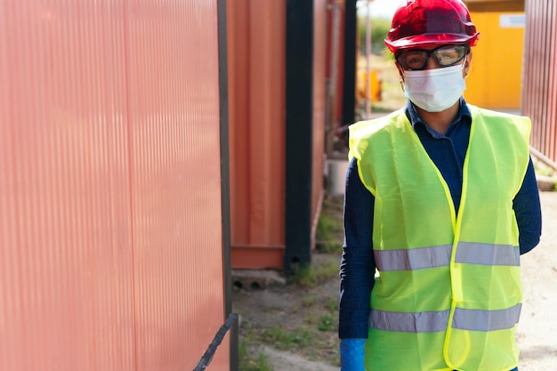 Fabrieksarbeider met beschermend masker