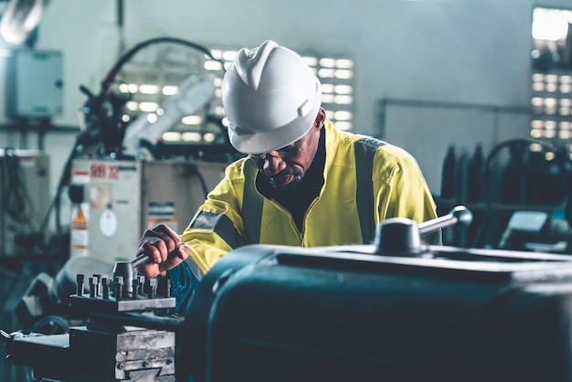 Foto fabrieksarbeider of ingenieur doet machinewerk in bedreven productiewerkplaats;