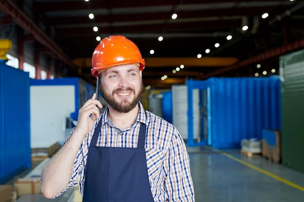 Fabrieksarbeider spreken via de telefoon