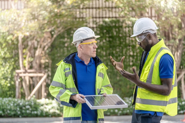 Fabrieksarbeider technicus ingenieur mannen controleren zonnecelpaneel voor duurzame technologie