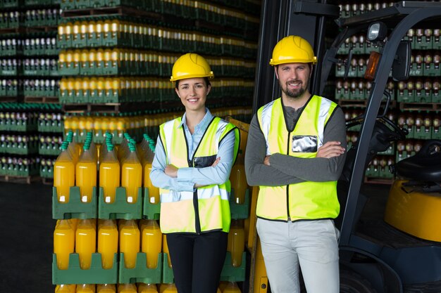 Fabrieksarbeiders die zich met wapens bevinden die in fabriek worden gekruist