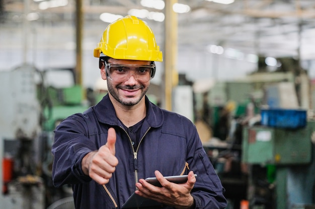 Fabriekscontrolecentrum van productie met serviceteam