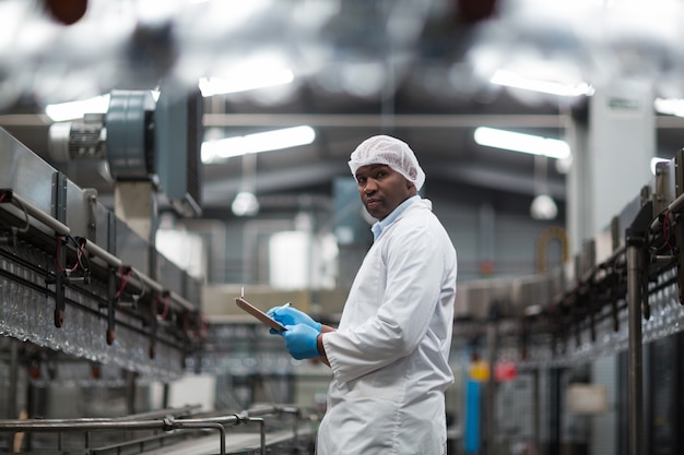 Fabrieksingenieur die digitale tablet in de fabriek gebruiken