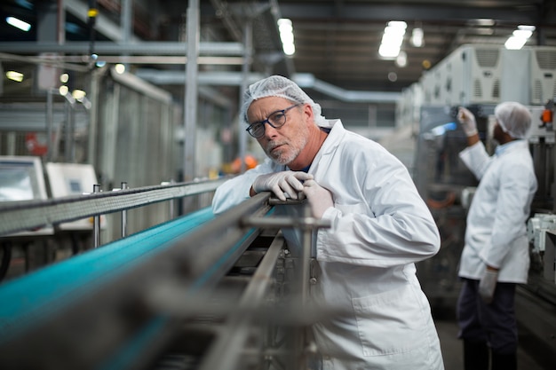 Fabrieksingenieur die productielijn controleert