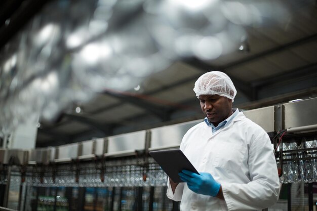 Fabrieksingenieur met behulp van een digitale tablet in de fabriek