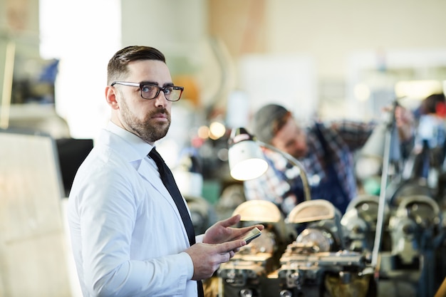 Fabrieksmanager Holding Tablet