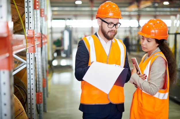 Fabrieksmanager in gesprek met werknemer