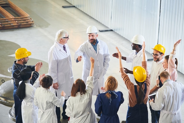 Fabrieksmanagers in gesprek met arbeiders