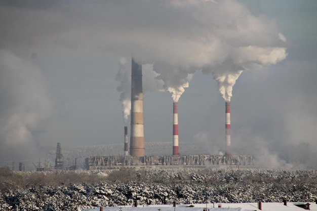 Fabrieksschoorstenen met rook foto Milieuprobleem emissies milieuvervuiling