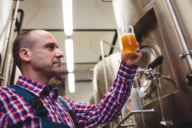 Fabrikant die bier in mok onderzoekt