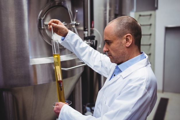Fabrikant die bier onderzoekt bij brouwerij