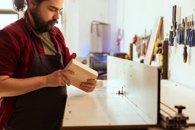 Fabrikant kiest het ideale houten blok om te gebruiken in de spindelvormmachine