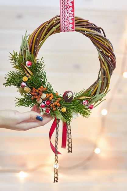 Fabrikant van kerstdecor met hun eigen handen. Kerstkrans voor de vakantie. Het nieuwe jaar feest. Masterclass over het maken van decoratieve ornamenten