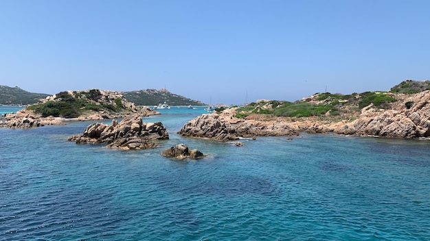 Photo fabulous coast on a rocky island with turquoise sea and blue sky