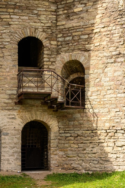 Favolose scale sul muro del castello fortezza di ivangorod vecchie mura della fortezza siti storici antiche mura della fortezza