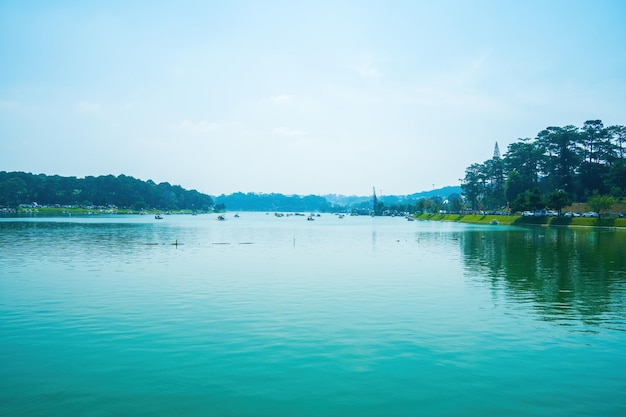 ベトナムのダラット市ラムドン県中心部にあるスアンフォン湖の素晴らしい日の出市内中心部にあるこの人工湖は、観光客や地元の人々が散歩するのに人気の場所です。