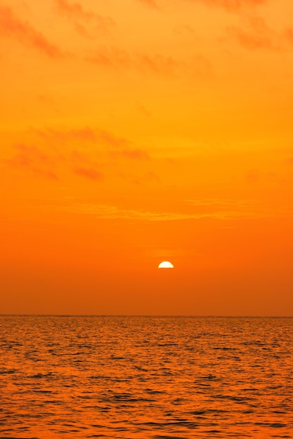 空と海を背景にした素晴らしい夕日。