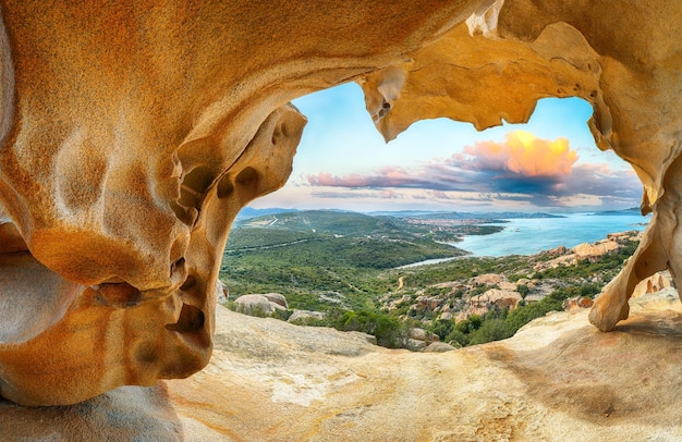 Foto favolosa vista su palau dalla popolare destinazione turistica bear rock roccia dell'orso