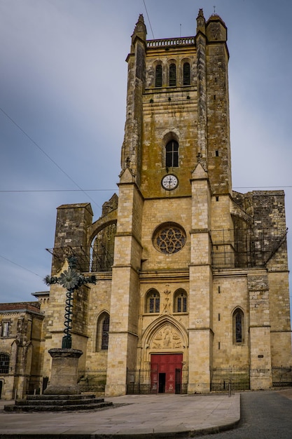 Фасад и колокольня готического собора в кондоме на юге франции (жер)
