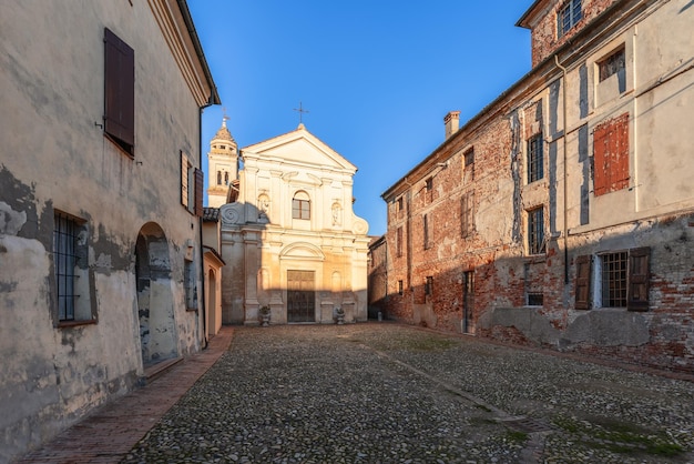 イタリアのロンバルディア州サビオネタのバロック様式の教会キエサ・ディ・サン・ロッコ (Chiesa di San Rocco) の正面