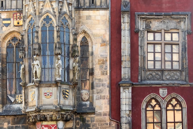 Фасад красивого старого замка с лепниной статуй и эмблемами