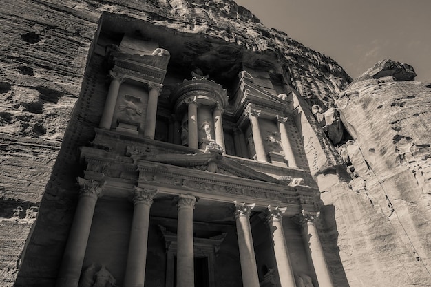 Foto la vista in bianco e nero della facciata di alkhazneh o del tesoro a petra jordan