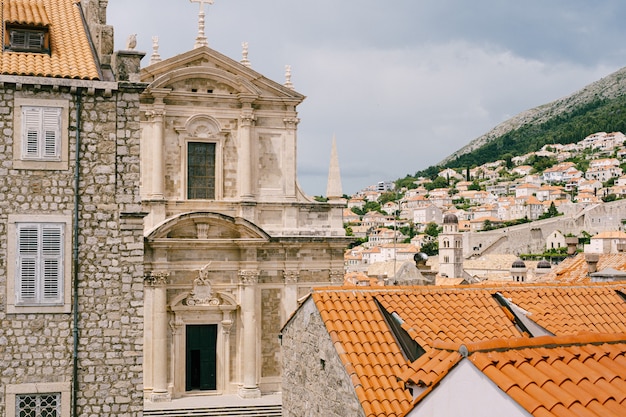 Photo facade of the church of saint ignatius in dubrovnik croatia statue of an angel above the entrance to