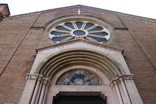 イタリア、ボローニャのサン ドメニコ教会のファサード