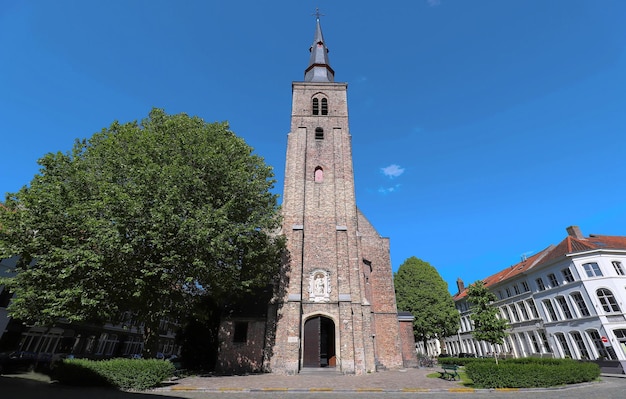 Facciata della chiesa di sant'anna nella città medievale di bruges in belgio