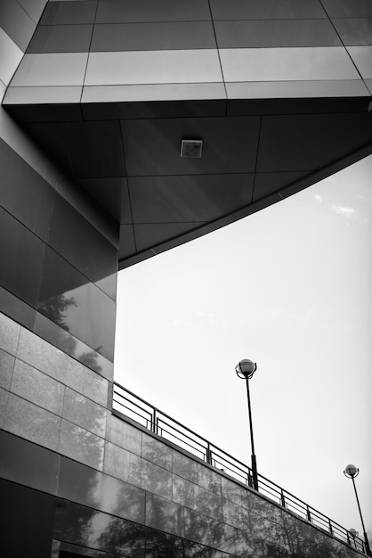 Фото Дизайн фасада современного здания черно-белый