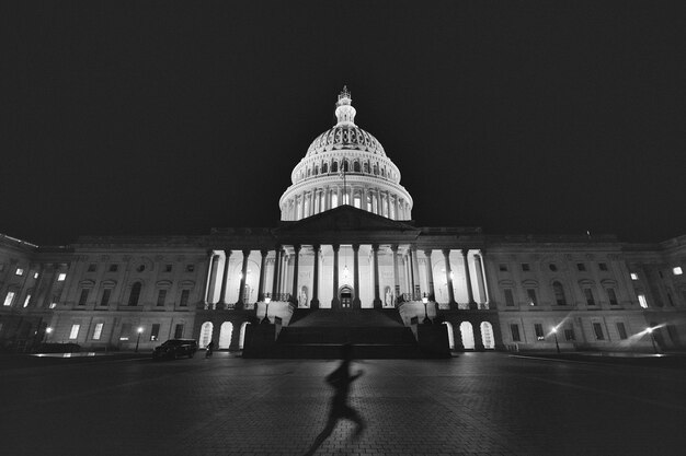 Photo facade of historic building at night