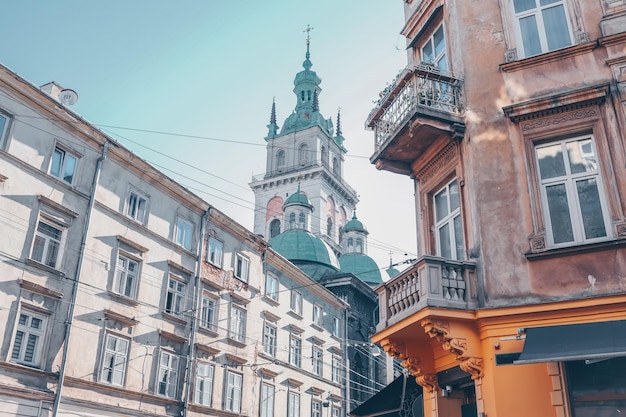 Lviv 교회와 역사적인 건물의 주택 외관