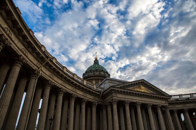 Photo facade of l buildings in a street in the city center of saint petersburg