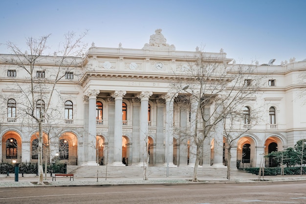 Foto facciata dell'edificio della borsa di madrid spagna