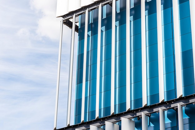 Foto la facciata di un edificio moderno con una facciata innovativa fatta di persiane mobili automatiche